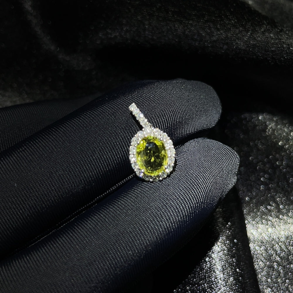HKHQ 18K sapphire pendant with colorful gemstone, 1.03g, elegant jewelry piece showcasing vibrant hues and fine craftsmanship.