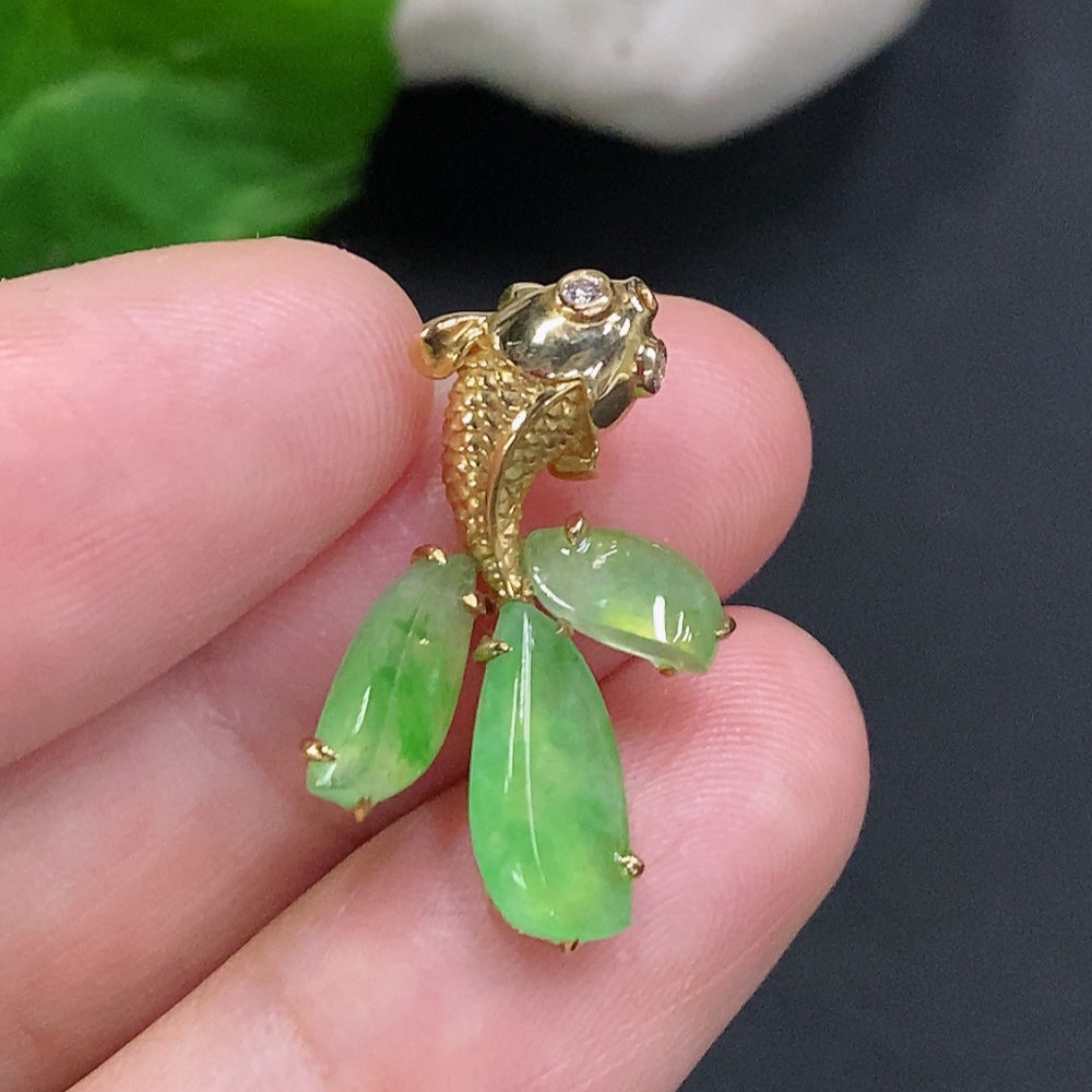 Jadeite inlaid pendant 18K gold total weight about 2.9 grams
