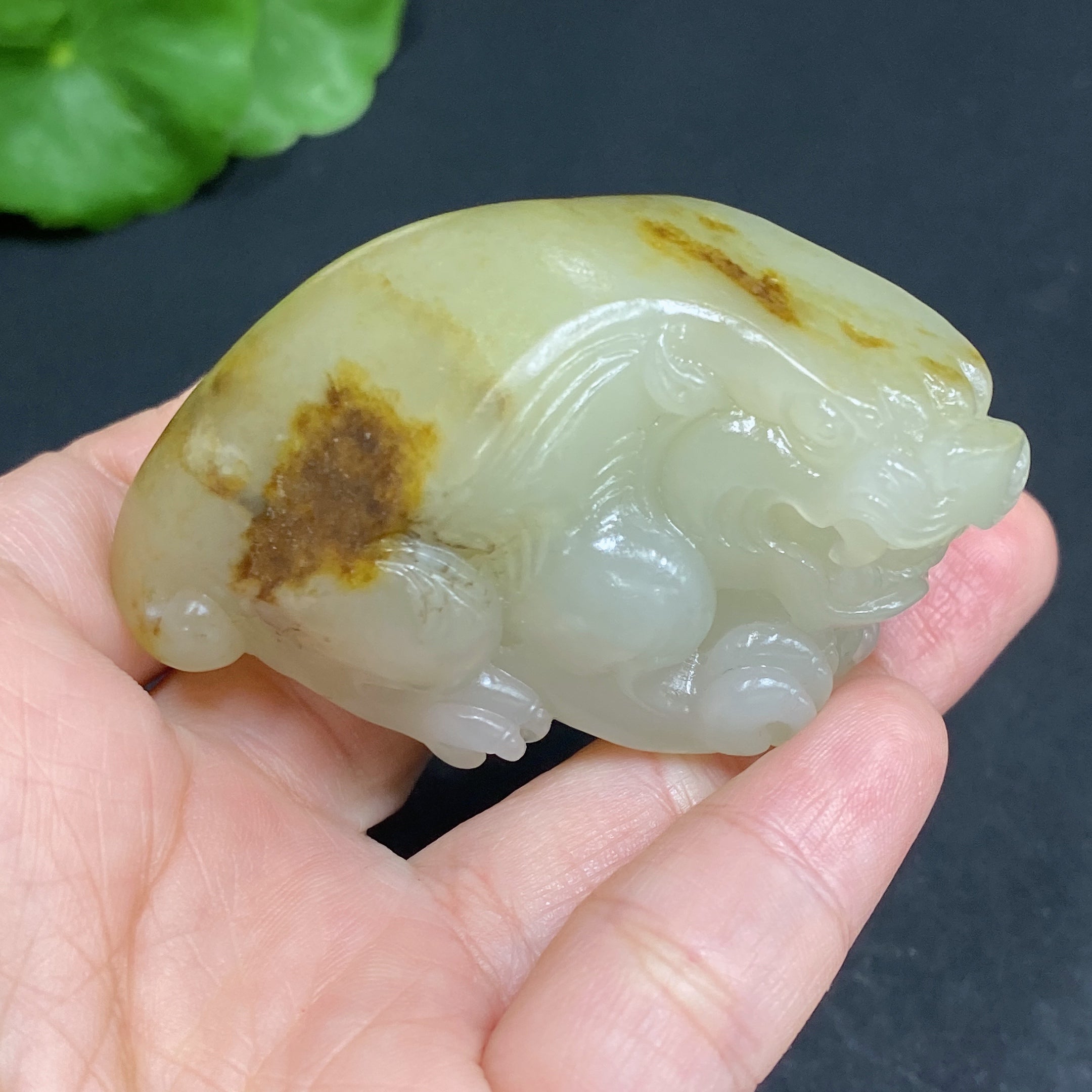 和田玉吊墜,吉祥獸造型,總重約80.9克,皮色來源不明