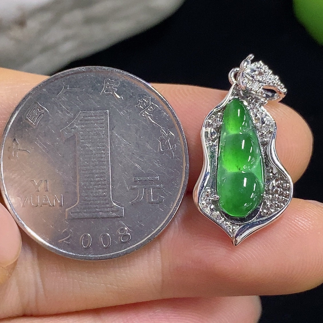 Jadeite Auspicious Bean Inlaid Pendant 18k