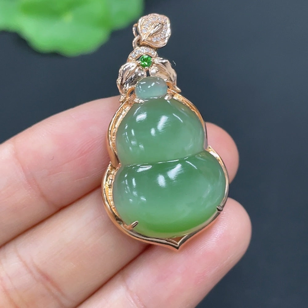 Hetian Jade Jasper Inlaid Pendant Gourd with Diamond and 18K Gold Total Weight Approx. 7.6g