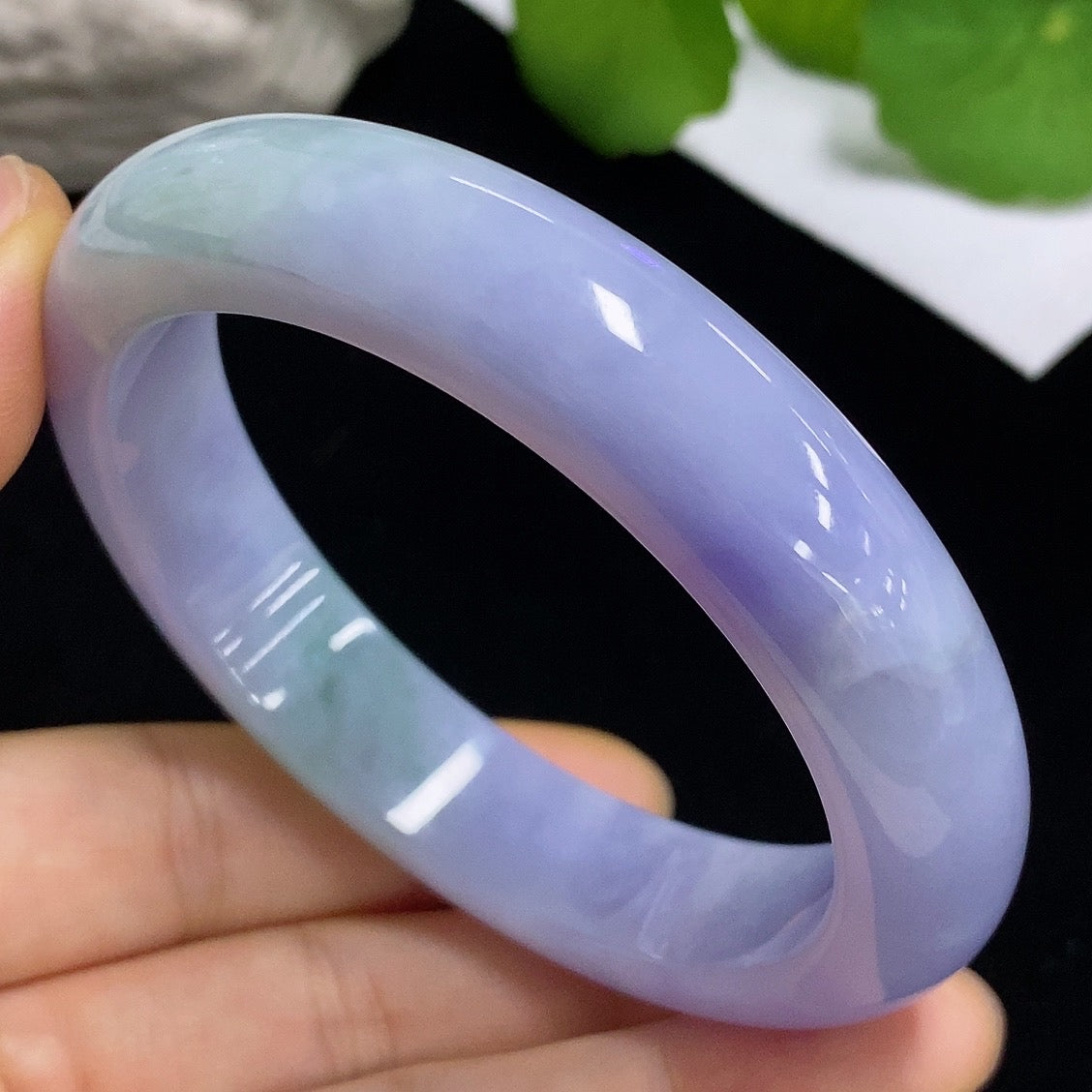 HKHQ jadeite round bangle, size 58.8, with a total weight of 73.24g, showcasing smooth, polished jadeite jewelry.