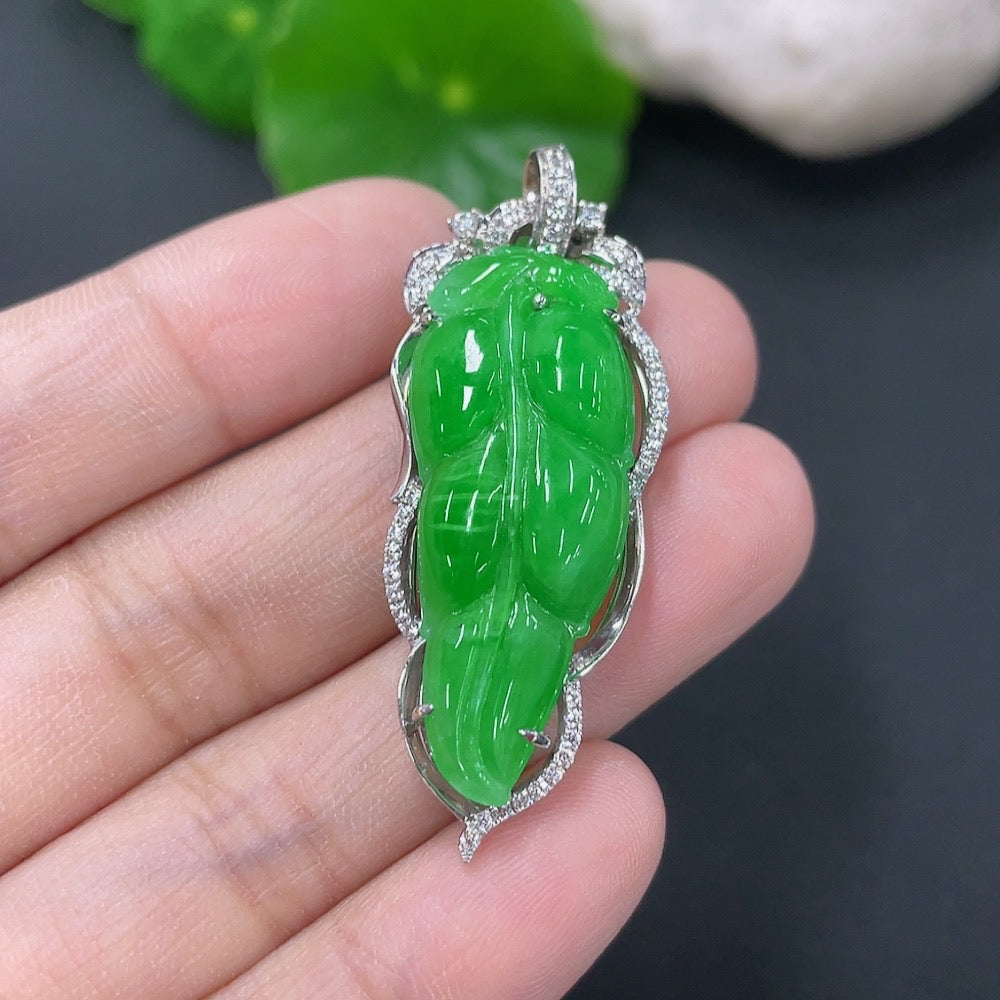 Jadeite leaf pendant necklace with mixed gold components, featuring a natural jadeite leaf design and gold accents.