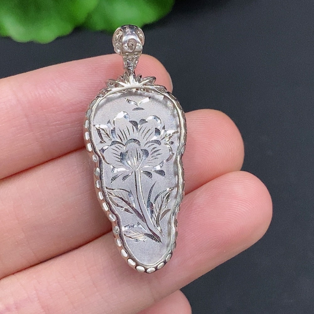Jadeite leaf pendant with diamond accents, 18k gold, crafted by HUILIU HQ, weighing approximately 4 grams.