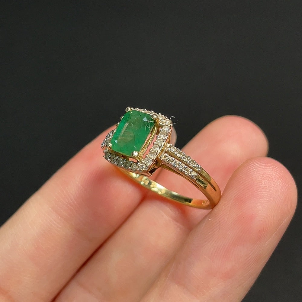 Emerald Inlaid Ring 58% Gold Content Size 15 Total Weight Approx. 2.65g Clarity Enhanced Non-Diamond