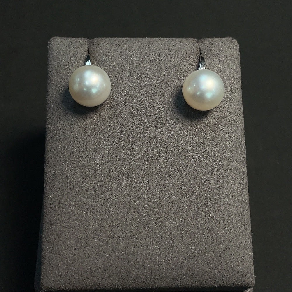 HKHQ seawater pearl earrings with 18K gold setting, 11.2mm pearls, elegant jewelry with a total weight of 5.02g.