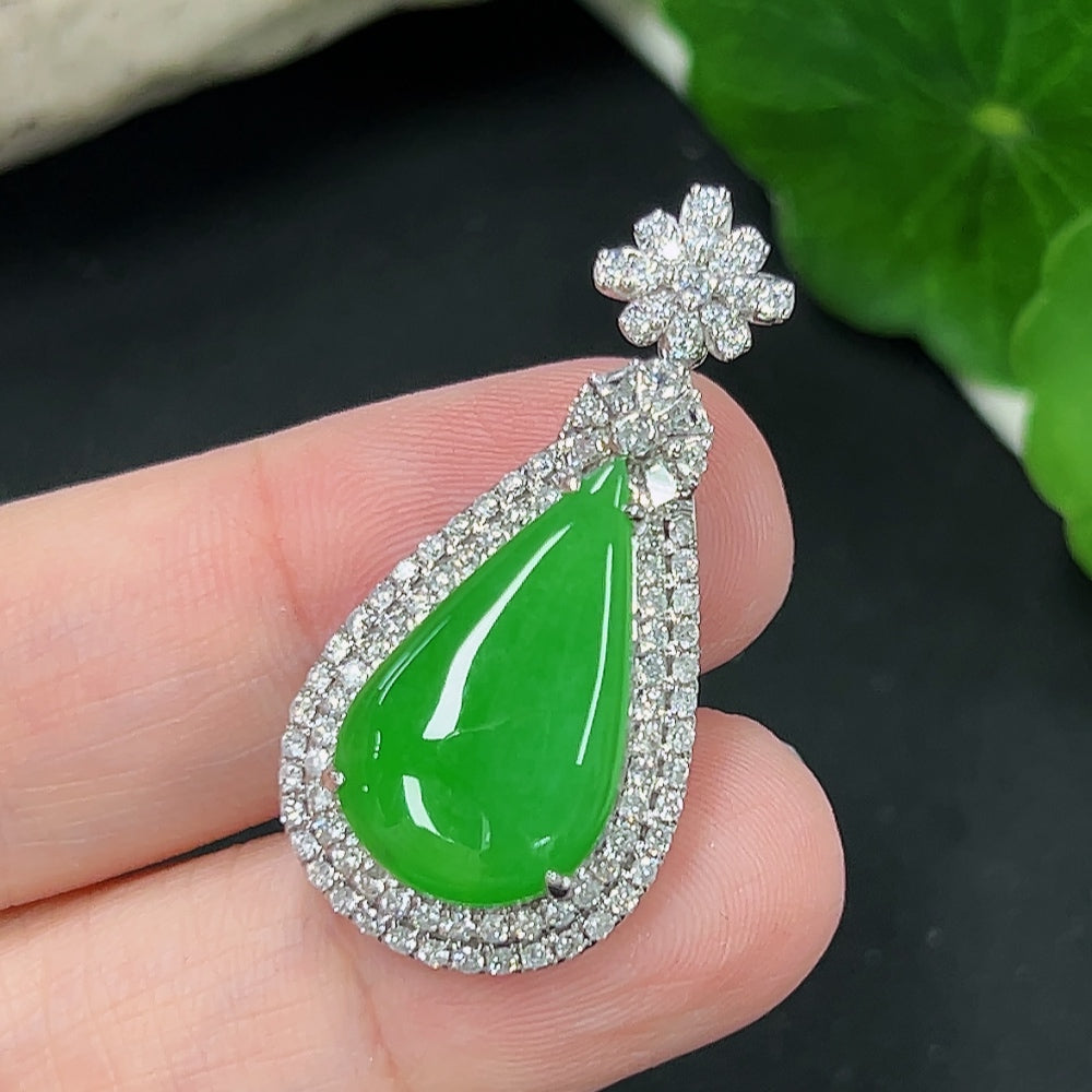 Jadeite inlaid pendant 18K gold Total weight about 6.6g (Diamond inlaid on main part only, buckle without diamond)