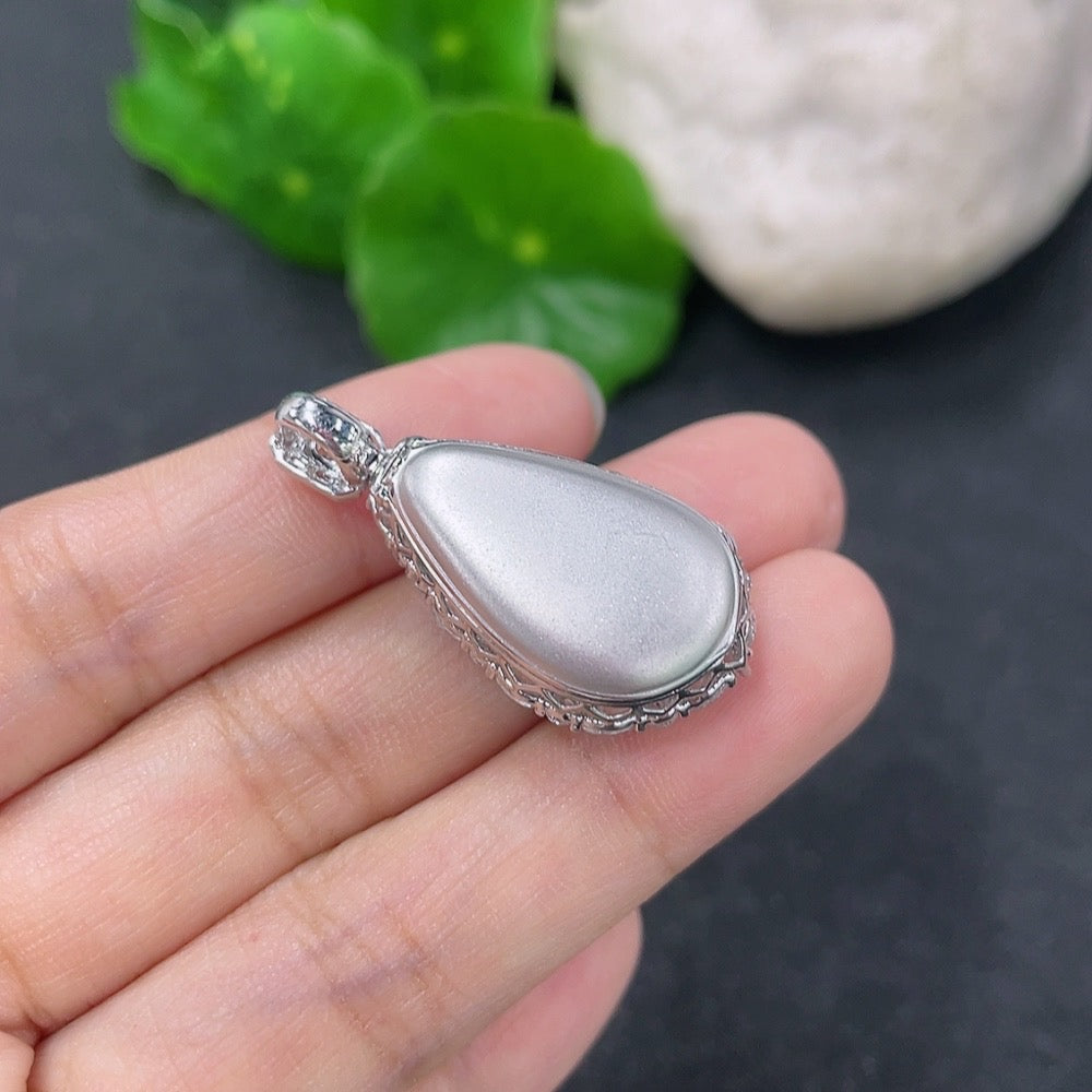 Jadeite inlaid blessing melon pendant 18k with diamond, total weight approximately 7g