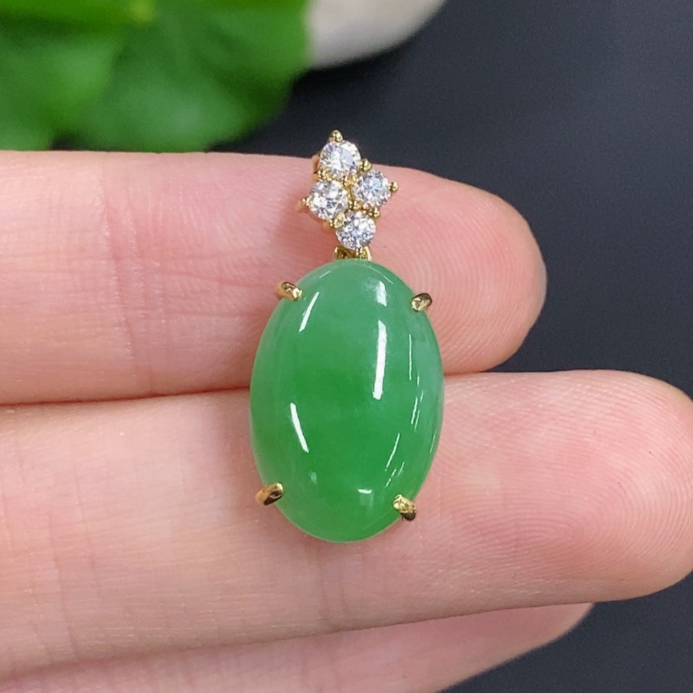 Jadeite cabochon pendant with 18k gold mounting, total weight approximately 3.2g, accented with diamonds