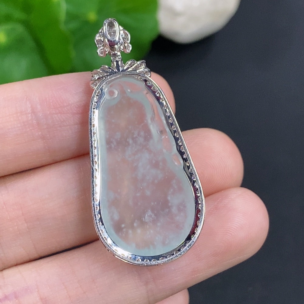 Jadeite auspicious gourd pendant with 18K gold and diamond accents, crafted from jade, weighing approximately 5.7g.