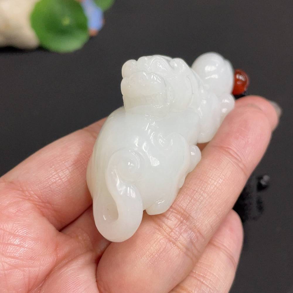 Hetian jade pendant featuring an auspicious beast with non-Hetian jade beads and a rope, weighing approximately 65.3 grams.