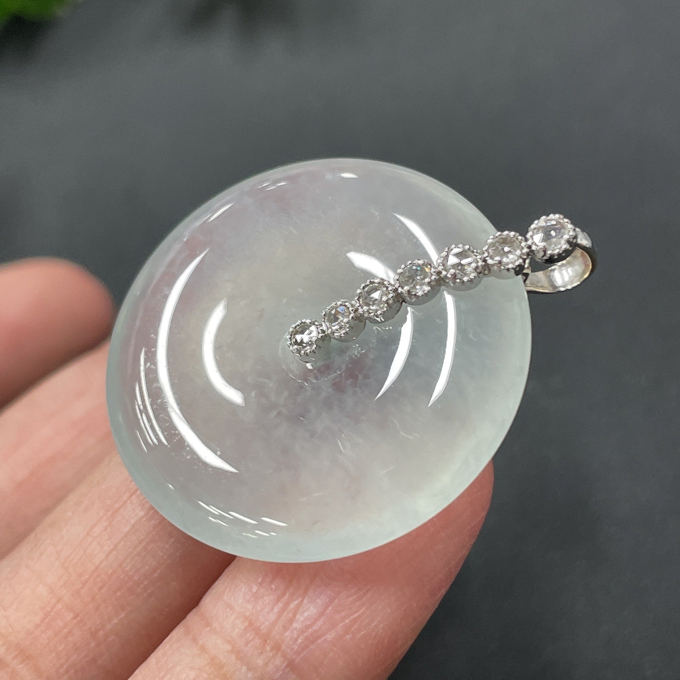 JadeitePeace Pendant with 18K Gold Clasp, Total Weight 9.8g