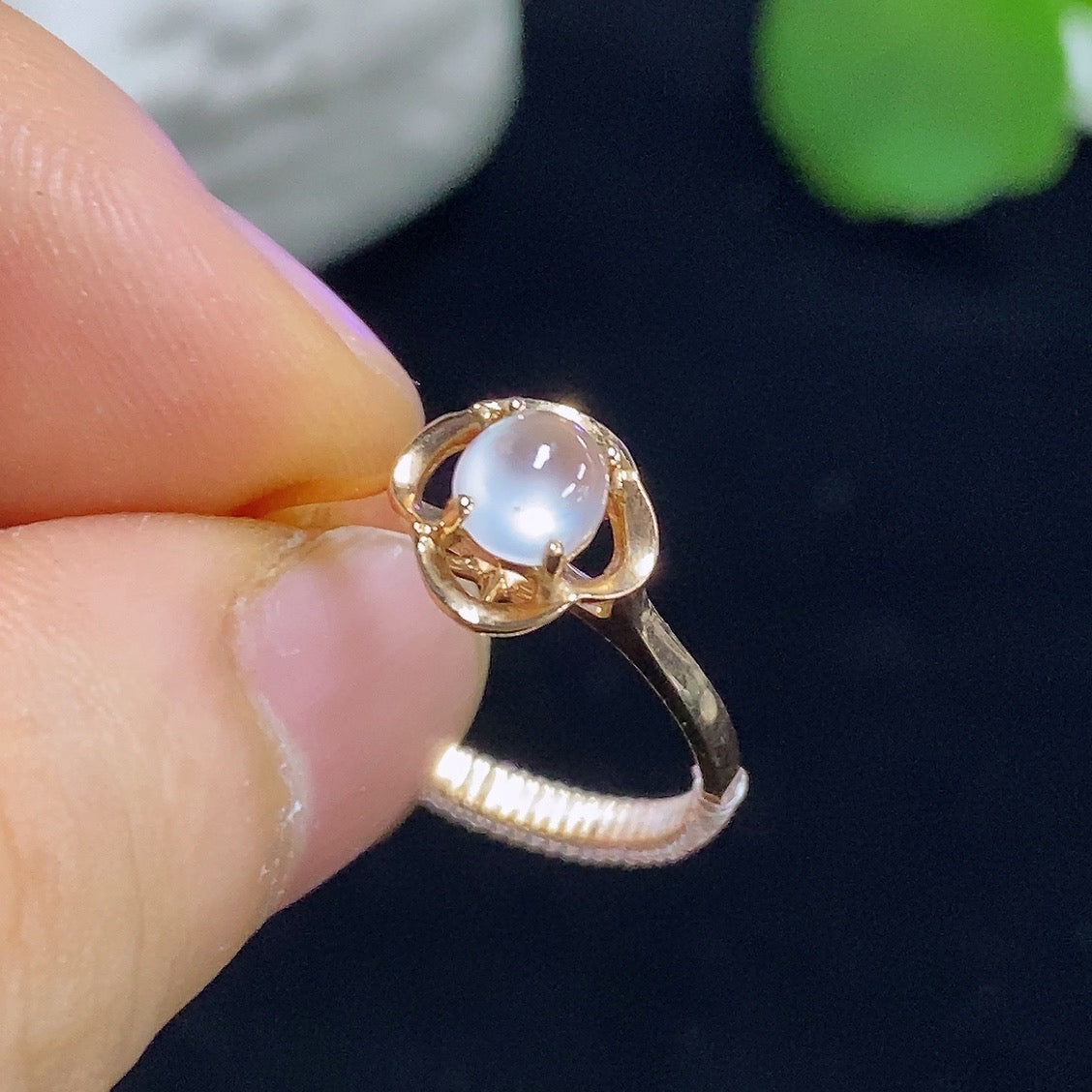 HKHQ jadeite cabochon solitaire ring in 18k gold, size 13, featuring a polished jade gemstone with a total weight of 1.9g.