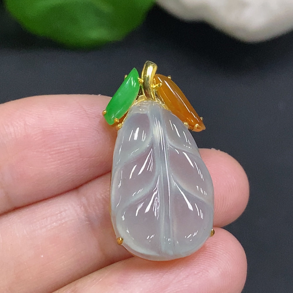 Jadeite leaf inlaid pendant by HUILIU HQ, 18K gold with a delicate leaf design, weighs approximately 3.6 grams.