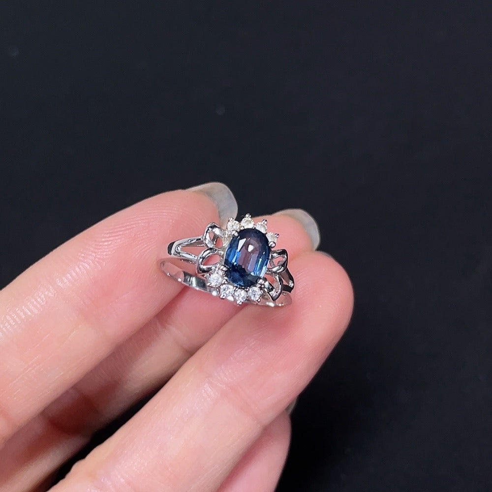 HKHQ sapphire inlaid 18k gold ring, size 14 with intricate gemstone setting and 2.24g weight, displayed on a white background.