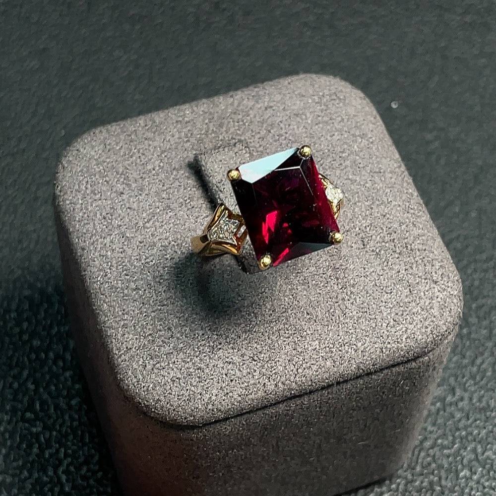 Garnet inlaid ring with 18K gold band, size 13, featuring gemstones and a total weight of approximately 5.20 grams.