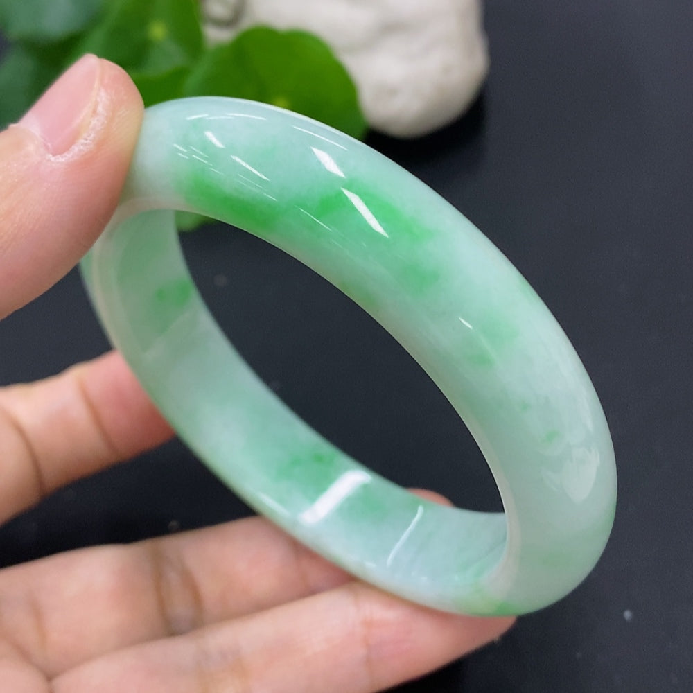 Jadeite round bracelet in size 58 with 69.2g weight, featuring smooth jade beads on a string, by HKHQ.