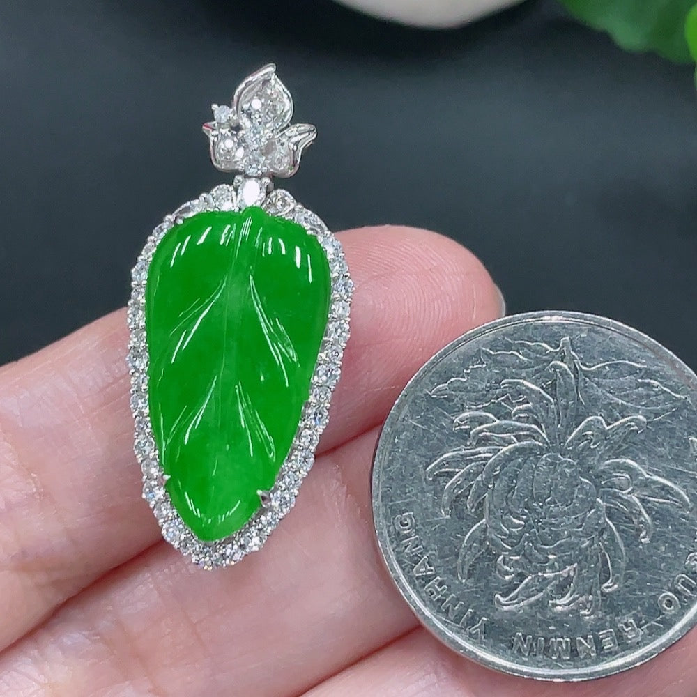 Jadeite Leaf Inlaid Pendant 18K Gold Setting Total Weight Approx. 6.11g