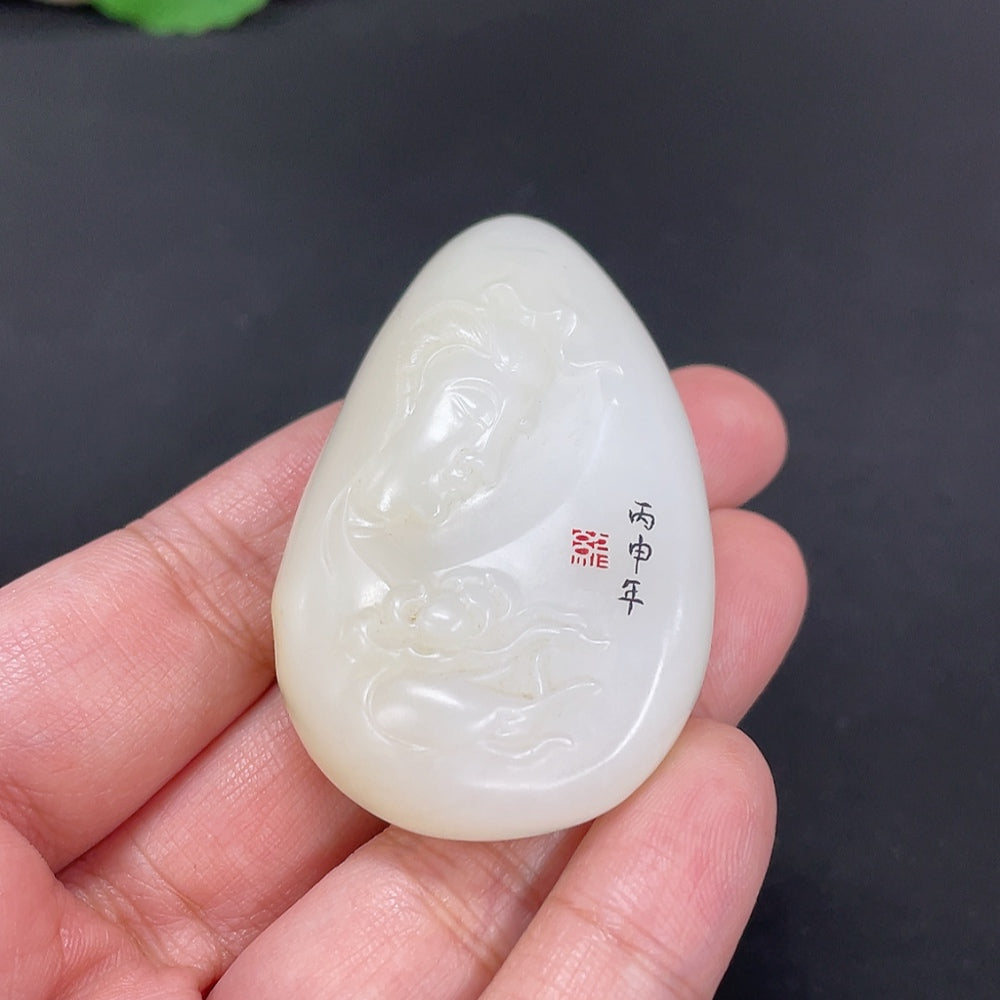 和田玉觀音吊墜,總重約52克,膚色來源不明