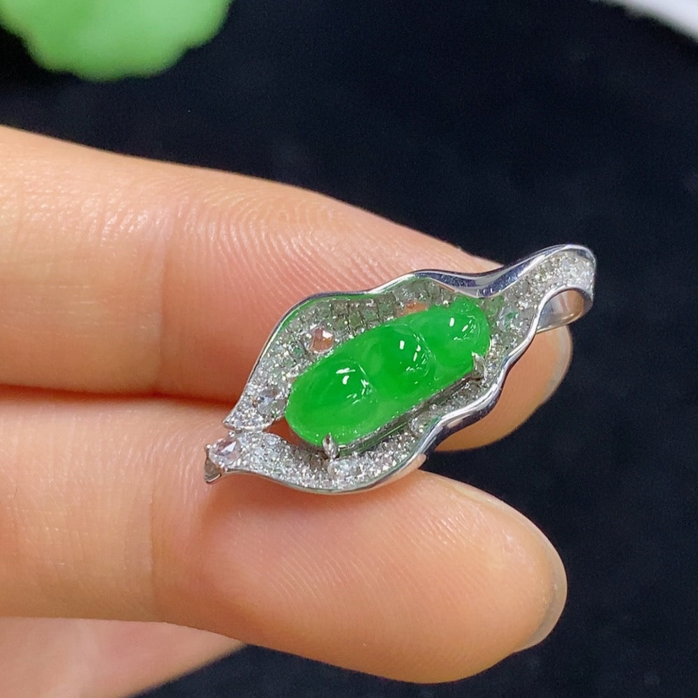 Jadeite Blessed Bean Pendant with 18K Gold and Diamond Accents, Total Weight Approximately 2.55g