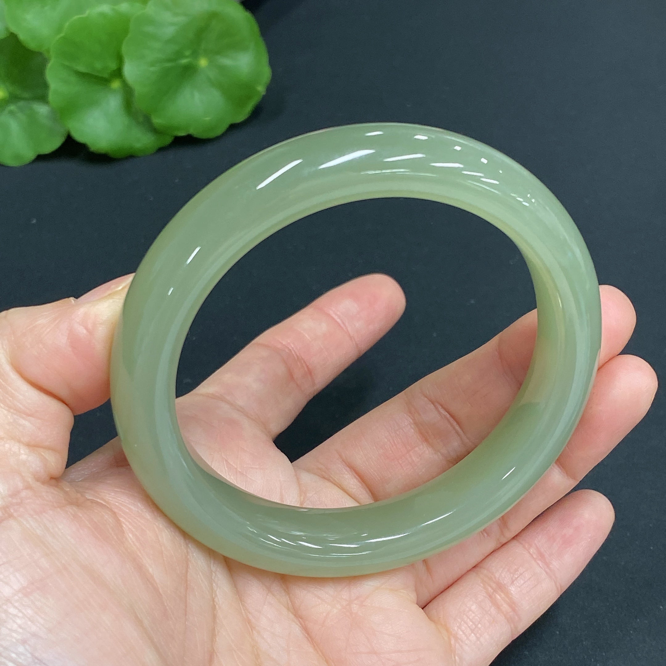 Hetian Jade Round Bracelet (58.4 loop size, approx. 59.8g total weight)