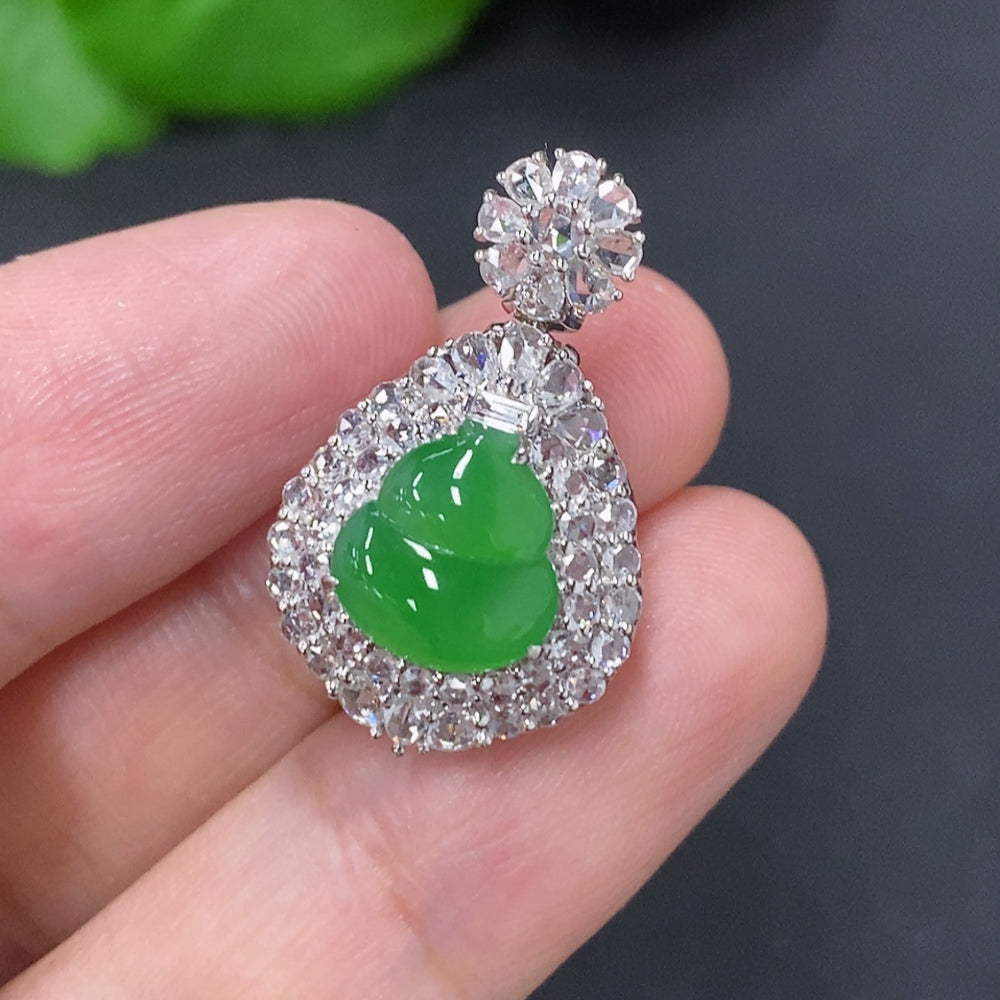 Jadeite Gourd Inlaid Pendant 18K Gold (With Diamond Accents)