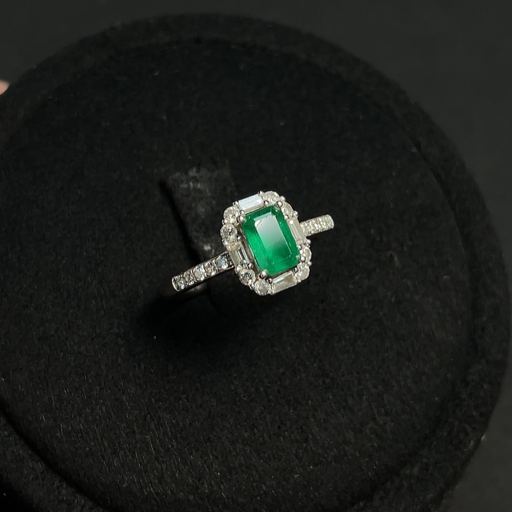 Emerald gemstone ring by HKHQ featuring 18K gold, diamonds, size 10, with clarity enhancement and a total weight of 3.53g.