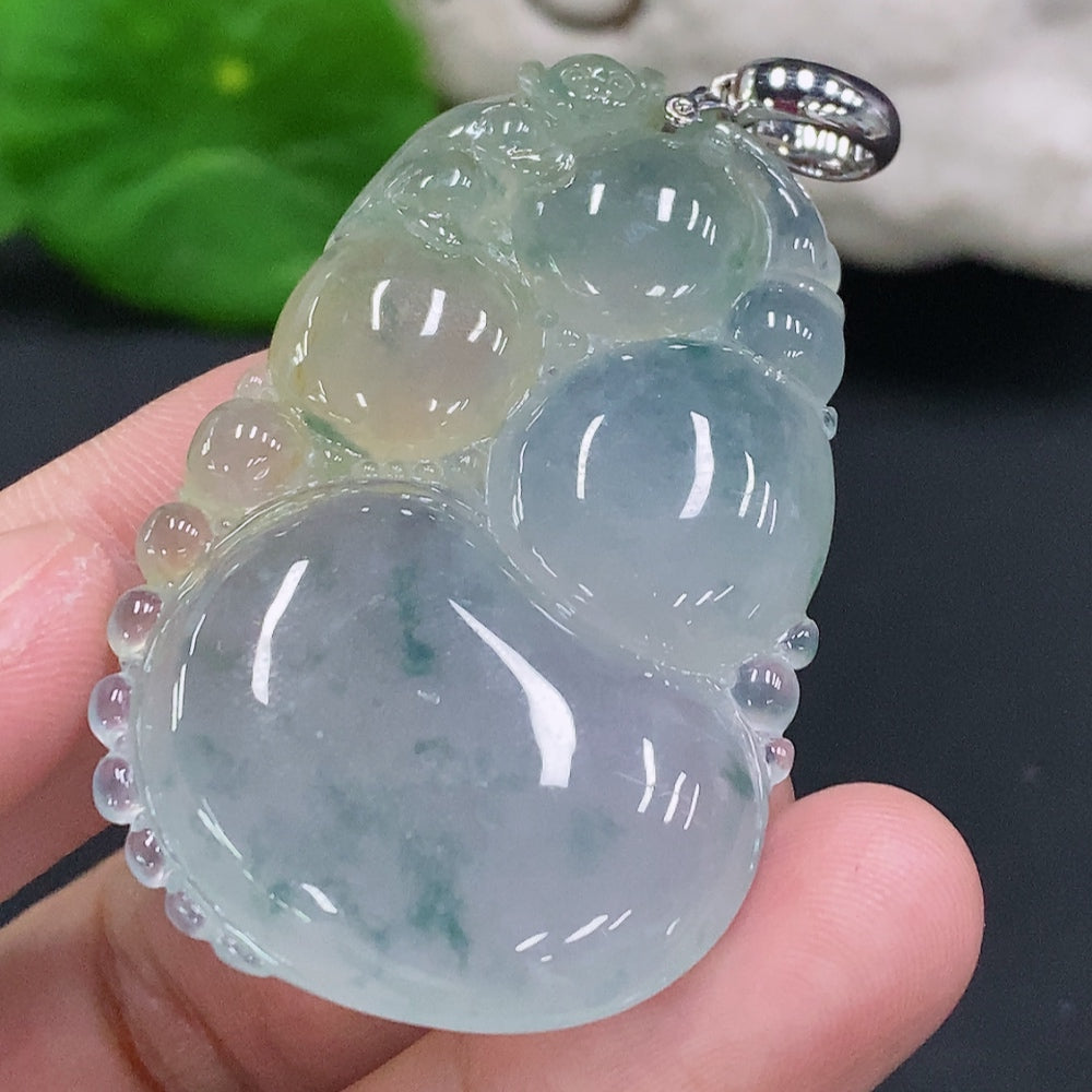 Jadeite Gourd Pendant with 18K Gold Clasp, Total Weight Approximately 26.3g