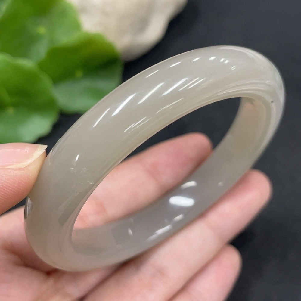 Huiliu certified Hetian jade round bracelet featuring smooth, polished jade beads on an elastic band.