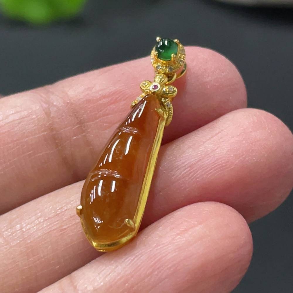 Jadeite auspicious bean pendant with 18K gold and diamond inlay, crafted by HUILIU HQ, weighs approximately 1.8g.
