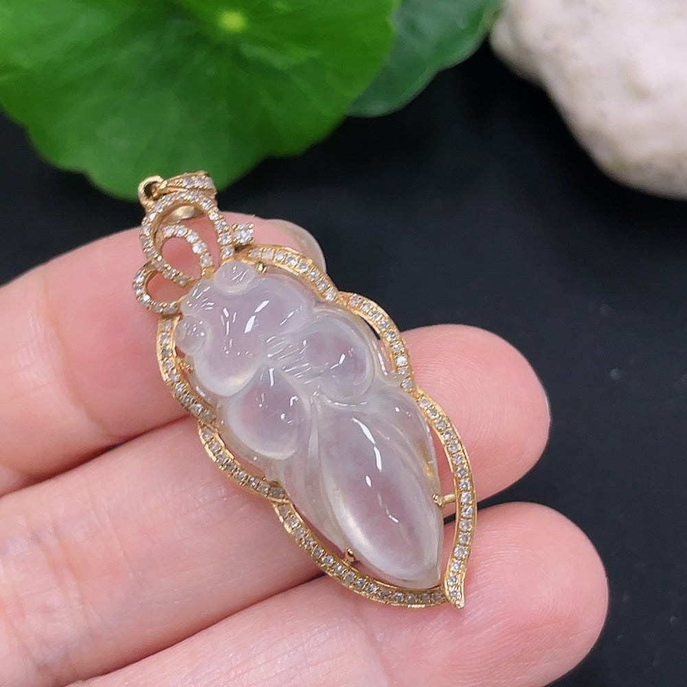 Jadeite Goldfish Inlay Pendant 18K Gold (Black Parts Uncertain) with Diamond Accents Total Weight Approximately 4.8g