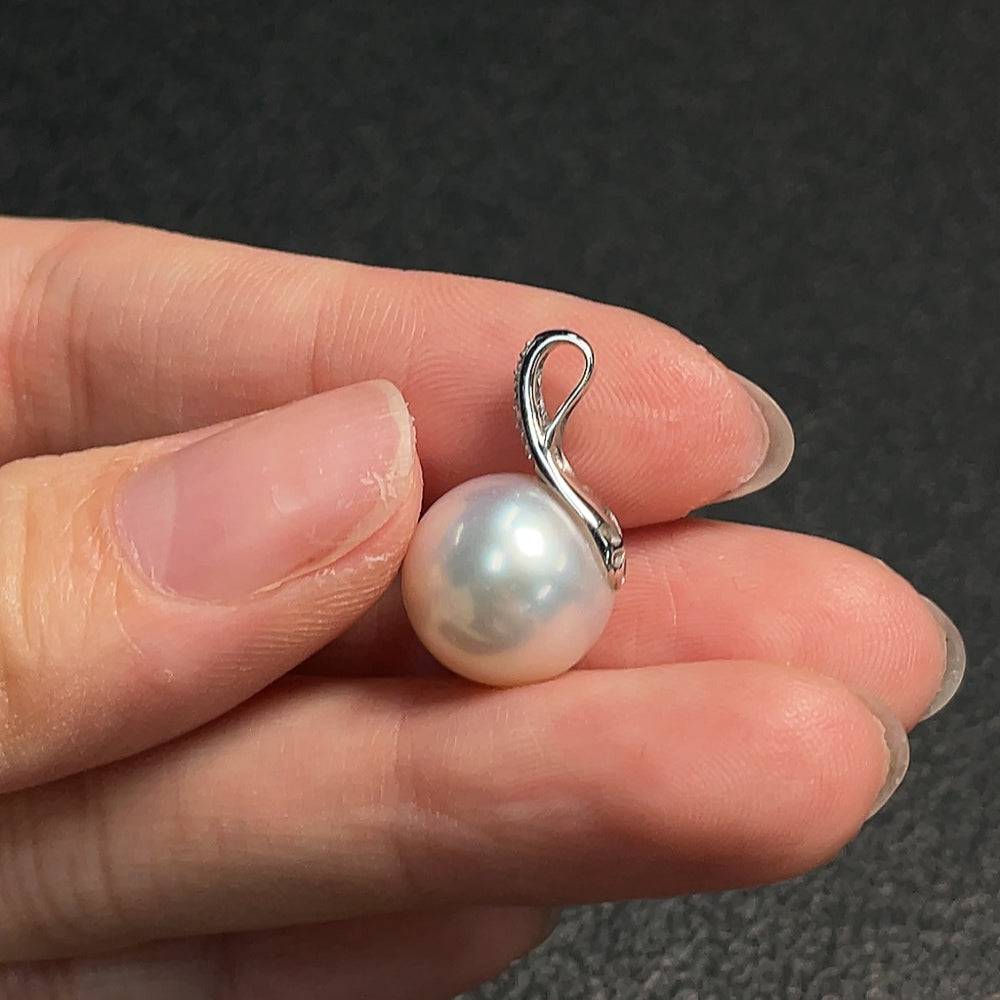 Seawater pearl pendant by HUILIU HQ featuring an 18K gold setting, 11.7mm pearl, non-diamond, approximately 3g weight.