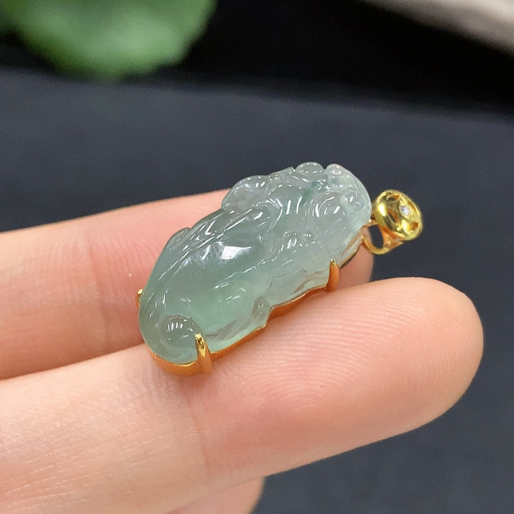 JadeitePi Xiu Inlaid Pendant (18K Gold) Total Weight 3.7g