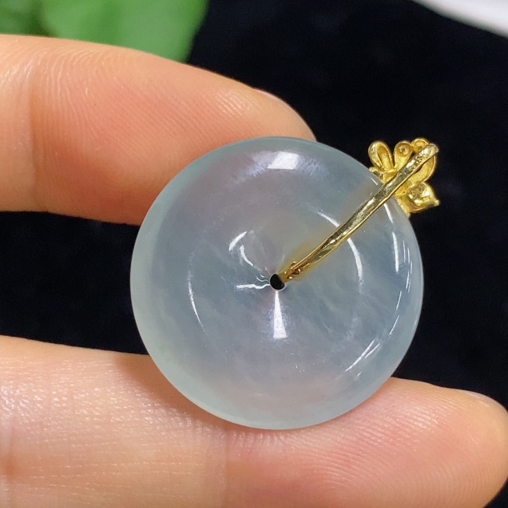 Jadeite Peace Knot pendant with 18K gold setting, crafted from smooth jade, weighs approximately 4.7g, by HUILIU HQ.