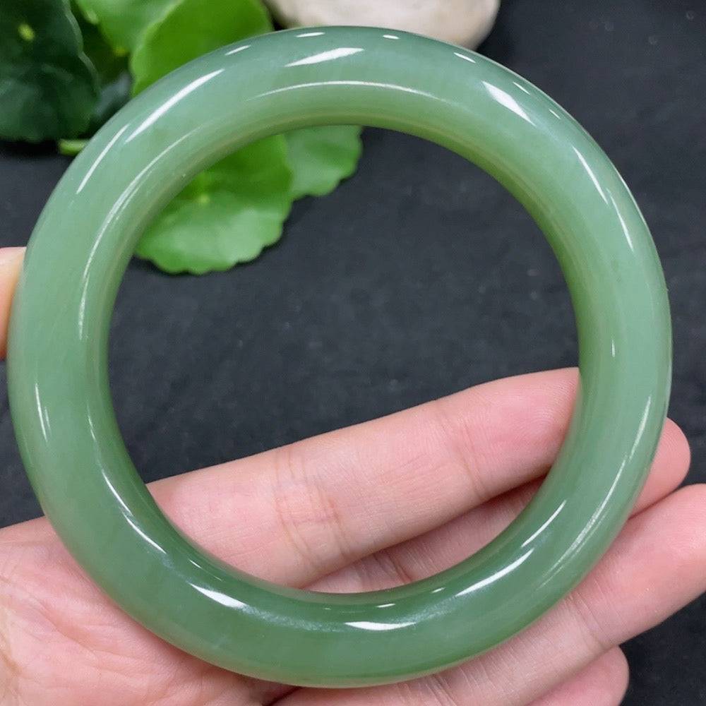 HUILIU HQ green Hetian jade round bangle with a size of 58.6 and weight of 65.8g, showcasing smooth polished surface.
