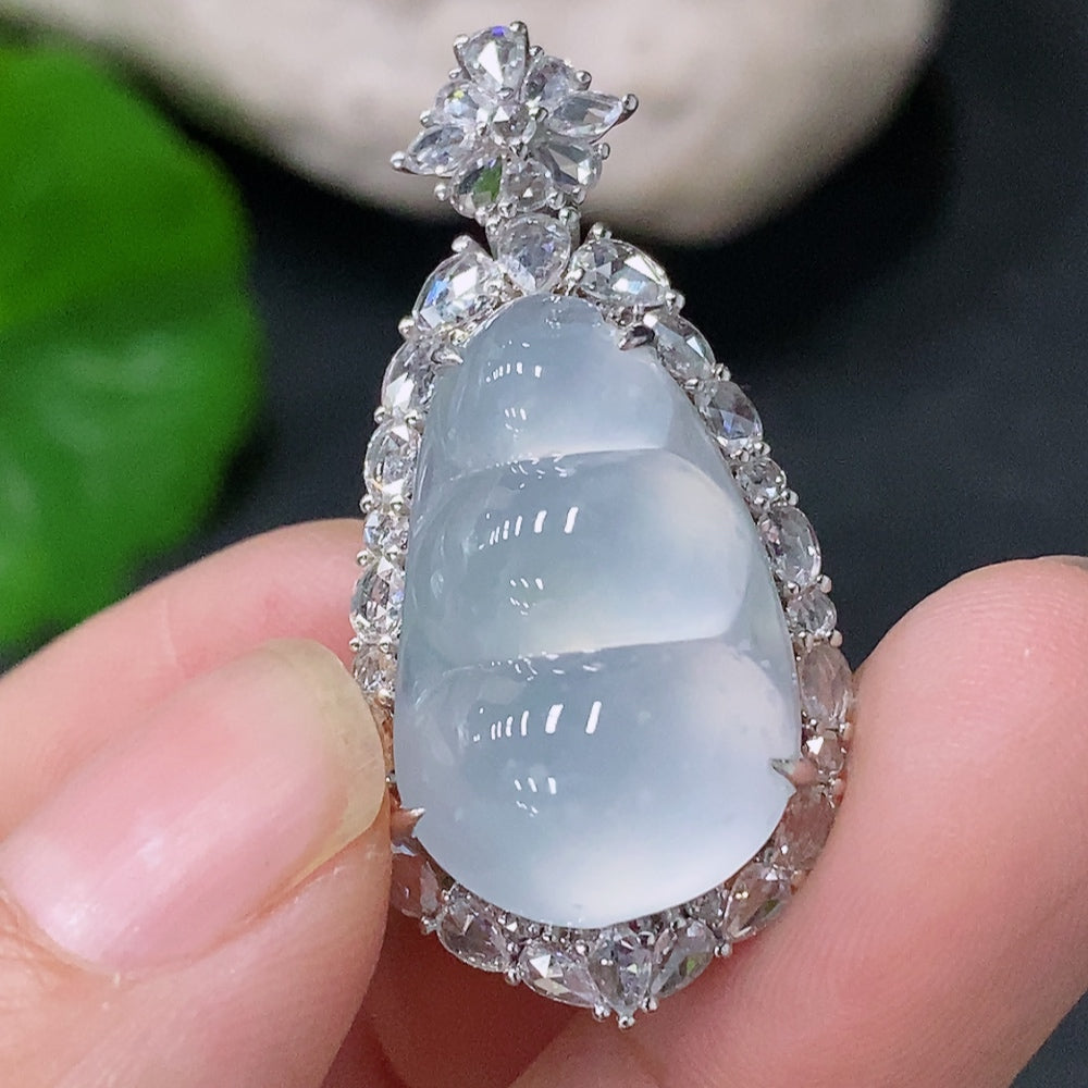 Jadeite mung bean pendant by HUILIU HQ with 18k gold accents and diamond details, showcasing a detailed jade pendant.
