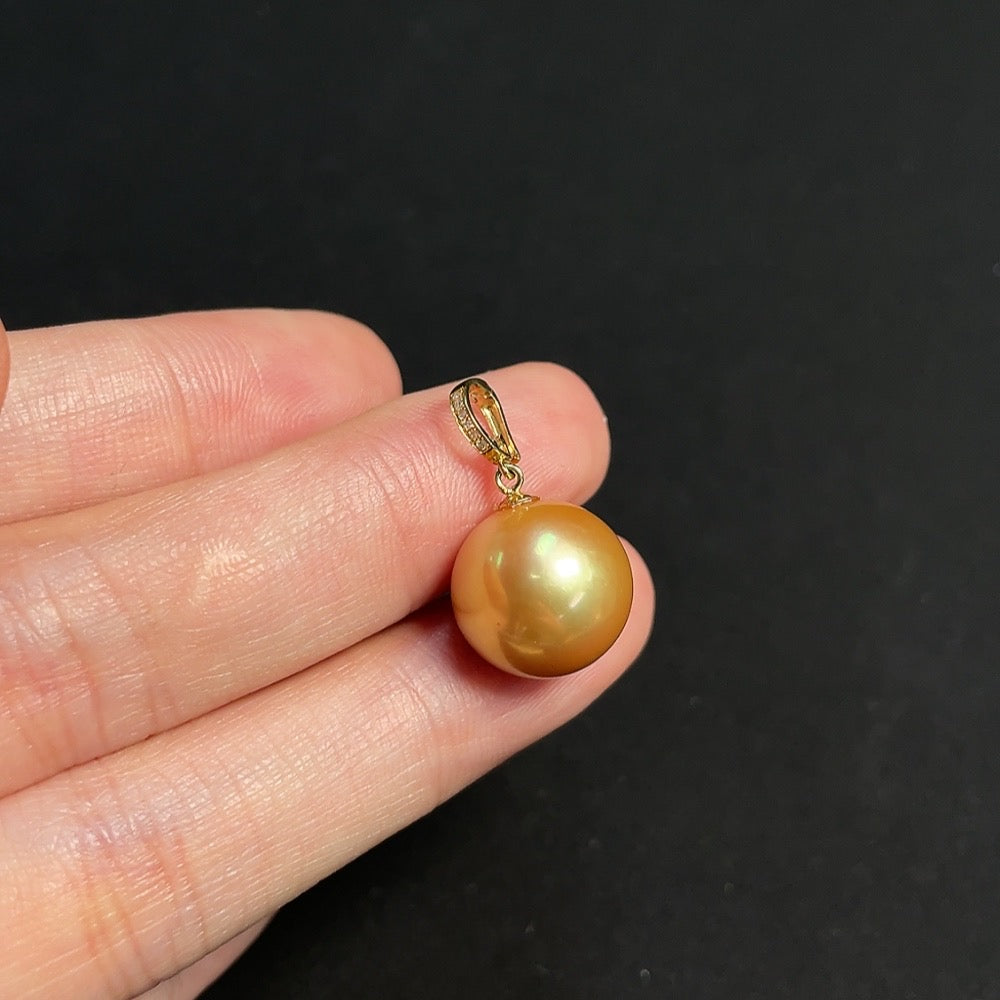 Seawater Pearl Pendant with 18K Gold, Approximately 13mm, Total Weight About 3.30g, Accented with Diamonds