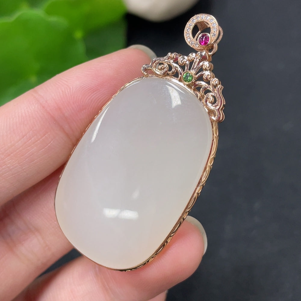 Huiliu HQ Hetian jade pendant with plain design, inlaid with diamonds, showcasing smooth, polished jade and detailed craftsmanship.