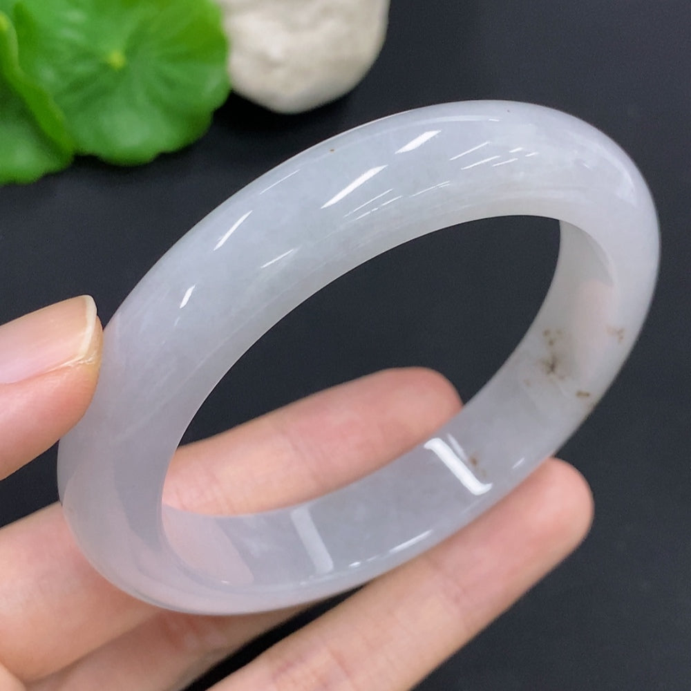 HKHQ jadeite round bangle in size 57.7 with a 61g weight, showcasing smooth green jadeite bracelet on a plain background.