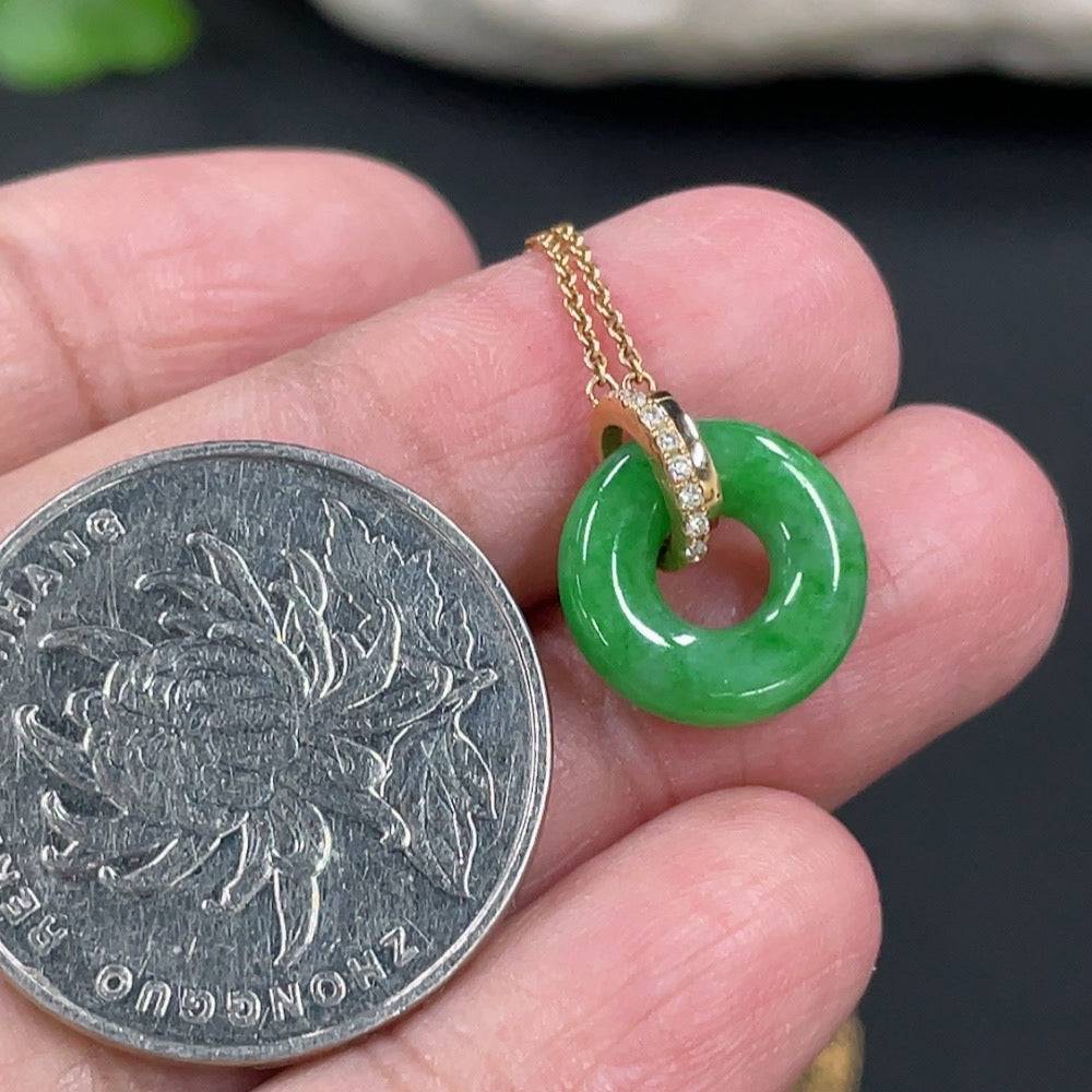 HUILIU HQ jadeite pendant in donut shape with 18k chain, approximately 2.95g, showcasing smooth green jade with polished finish.