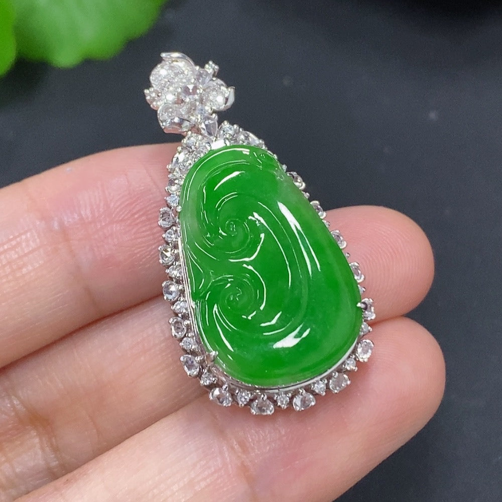 Jadeite Ruyi Pendant in 18K Gold (with Diamond Accents)