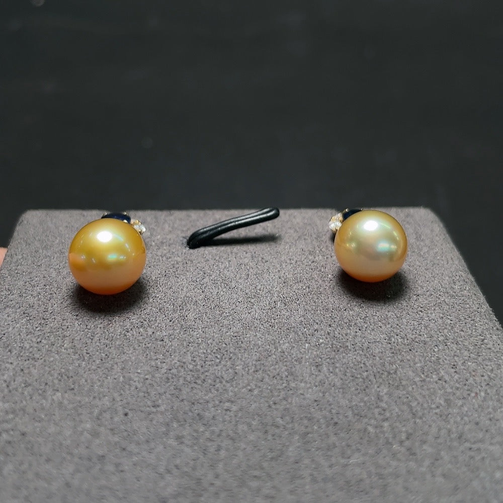 Seawater pearl earrings with sapphire, 18k gold, non-diamond, color origin undetermined, total weight approximately 3.75g, size about 9.1mm