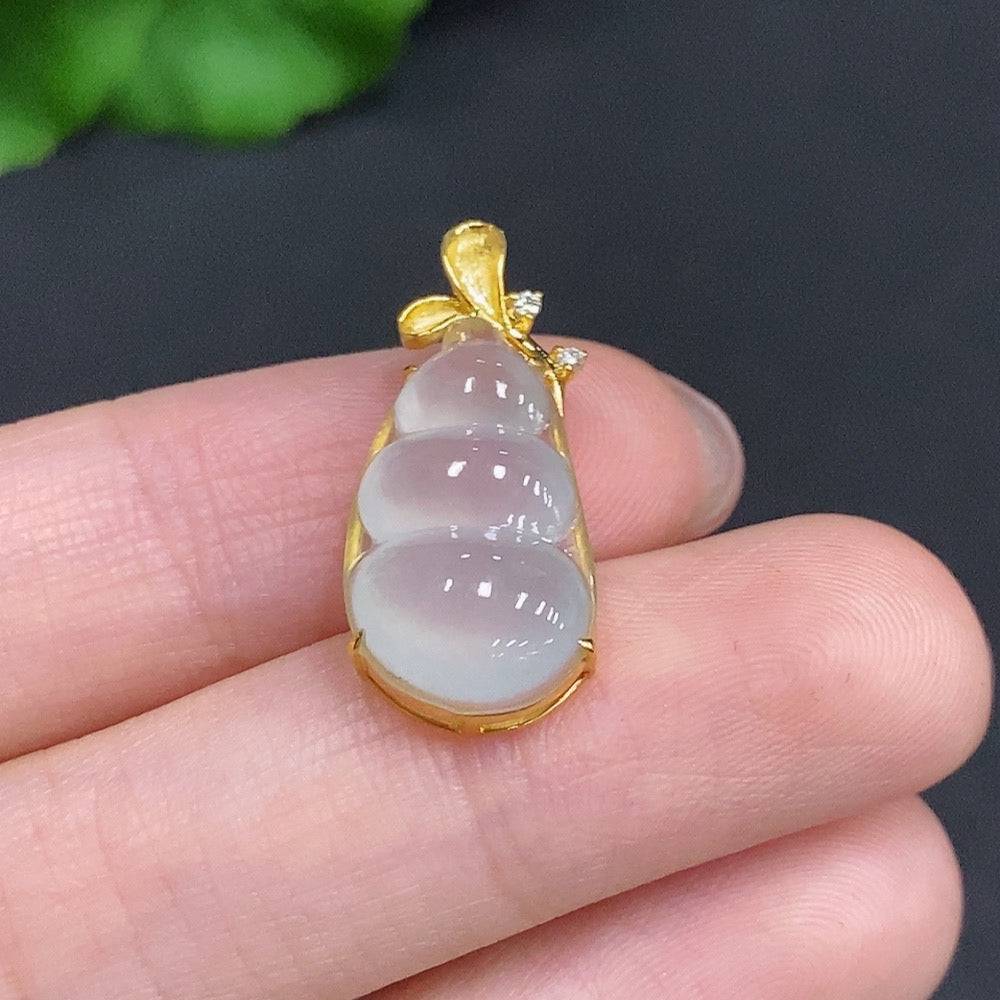 Jadeite lucky bean pendant with diamond accents in 18k gold, crafted by HUILIU HQ, weighing approx. 2.4g.