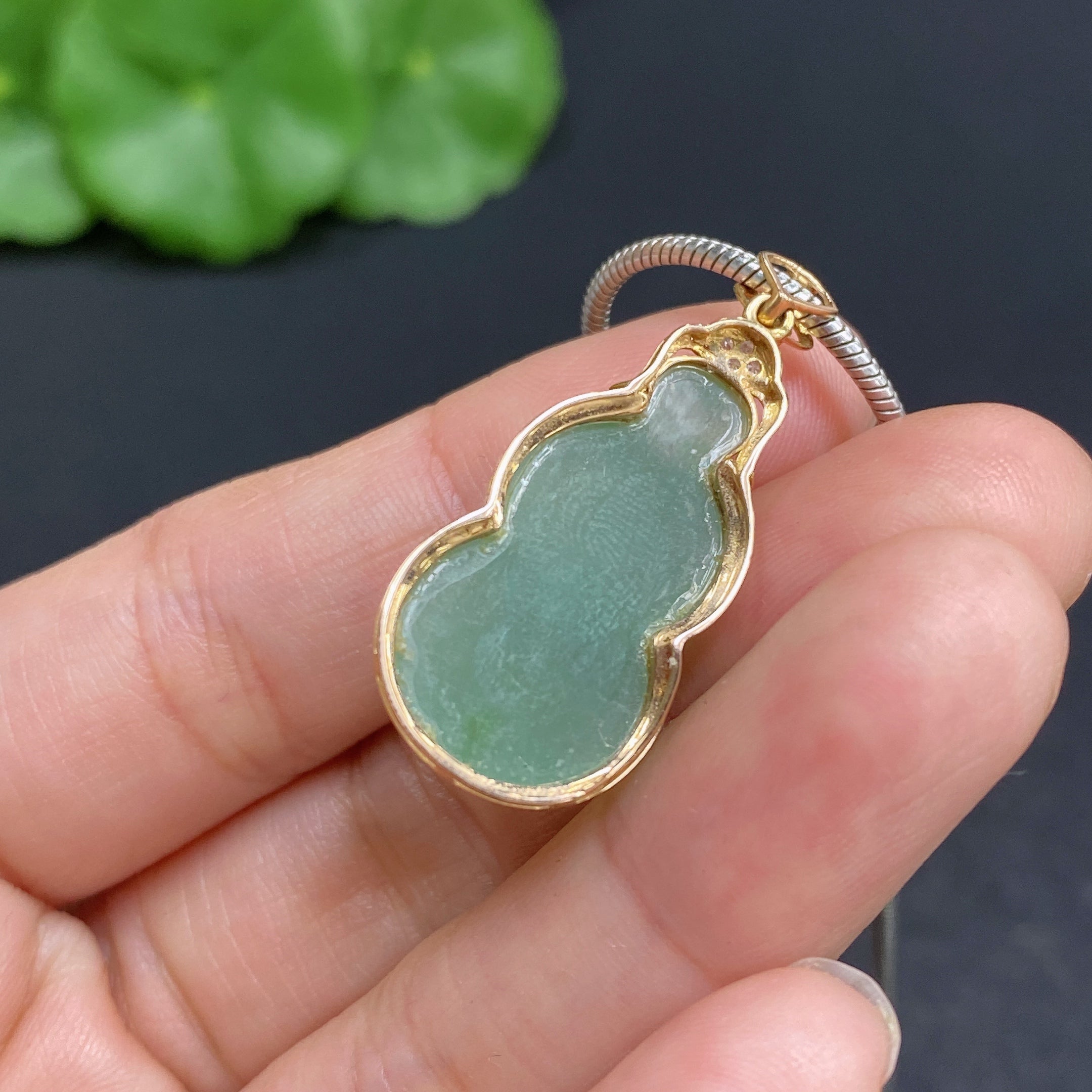 Hetian Jade Inlaid Gourd with 18K Gold and Non-Gold Chain (Total Weight Approx. 11.3g, Chain Non-Removable)