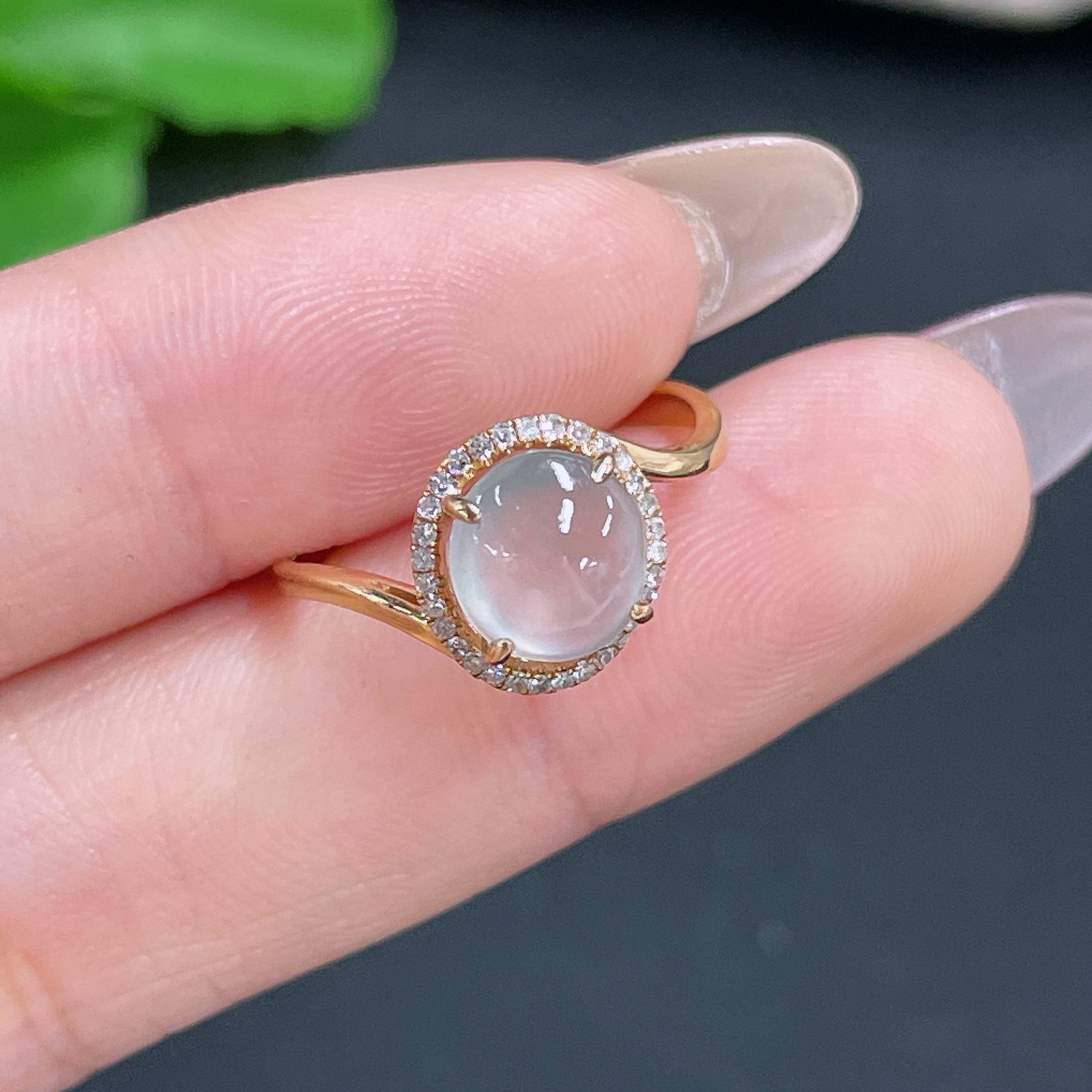 Anillo de Jadeíta con Montura de Oro 18k y Acento de Diamante, Peso Total Aproximado 2.3g, Talla 12