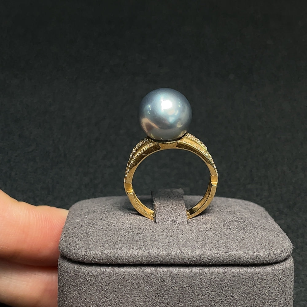 18K gold sea water pearl ring, color origin undetermined, set with diamonds, size 13, total weight approx. 5.50g, pearl approx. 11.1mm