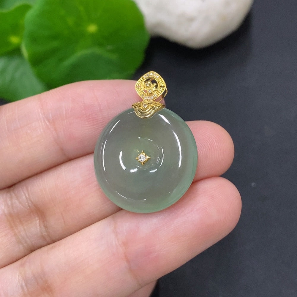 Jadeite peace knot pendant with 18k gold clasp, crafted from green jade, weighing approximately 4.5g, by HKHQ.