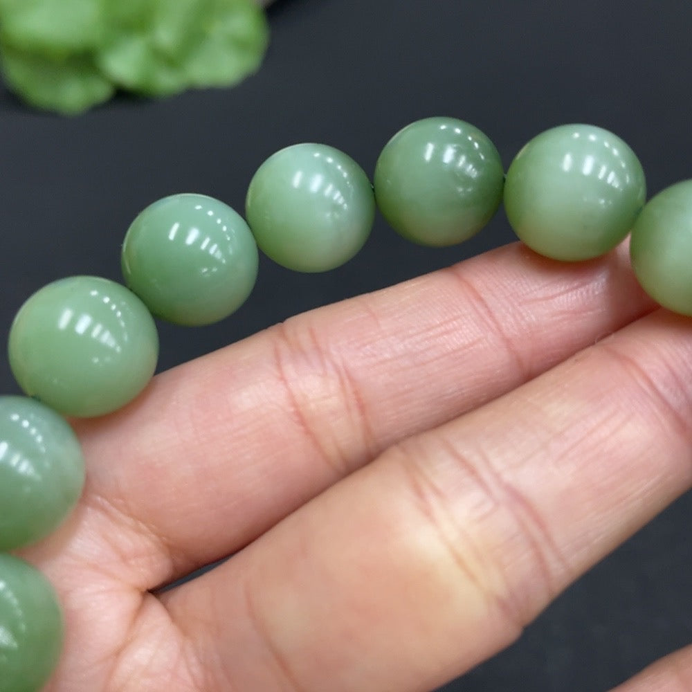 Hetian Jade Jasper bracelet with 11.7mm beads and 44.6g weight, featuring smooth jade stones from HUILIU HQ.