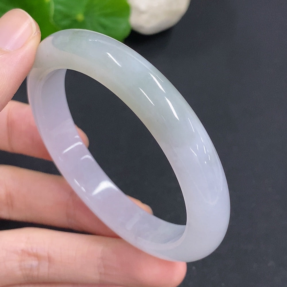 HKHQ jadeite round bangle, size 52.2, weighing 40.24g, showcasing smooth, polished jadeite bracelet with vibrant green color.