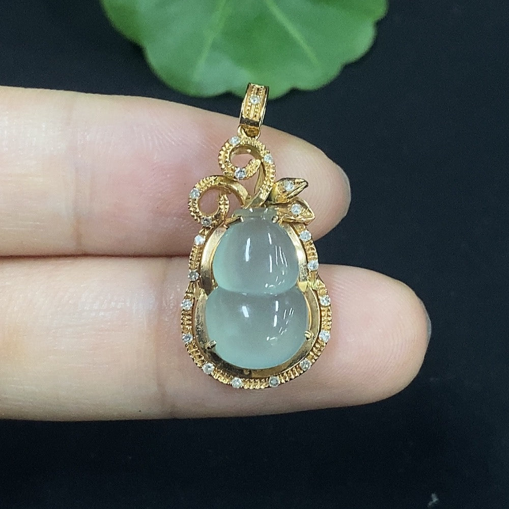 Jadeite Gourd Inlaid Pendant AU71% with Diamond Accents